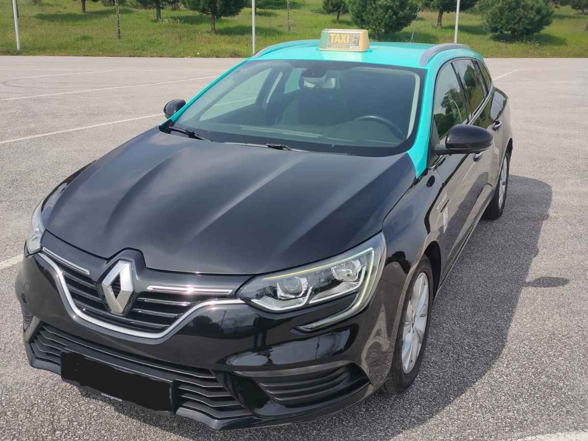 Renault Mégane Sport Tourer preto com teto verde, táxi de Chaves
